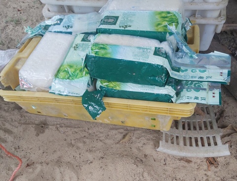 Phát hiện 20 gói tinh thể màu trắng nghi ma túy đá trôi dạt trên biển Quảng Nam - Ảnh 3. Phát hiện 20 gói tinh thể màu trắng nghi ma túy đá trôi dạt trên biển Quảng Nam - Ảnh 3.