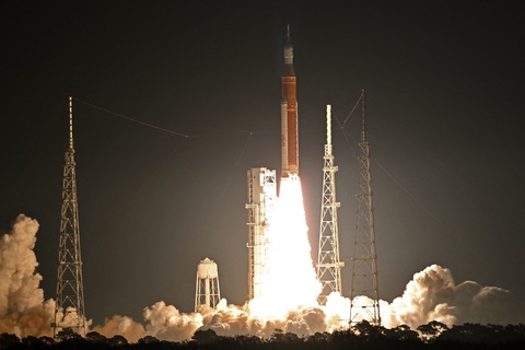 NASA phóng tàu thám hiểm lên Mặt trăng sau 3 lần hoãn và hủy - Ảnh 1. NASA phóng tàu thám hiểm lên Mặt trăng sau 3 lần hoãn và hủy - Ảnh 1.