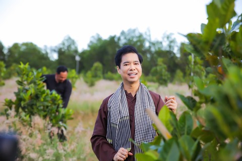 Ngọc Sơn mặc áo bà ba, làm vườn trong MV mới - Ảnh 1. Ngọc Sơn mặc áo bà ba, làm vườn trong MV mới - Ảnh 1.