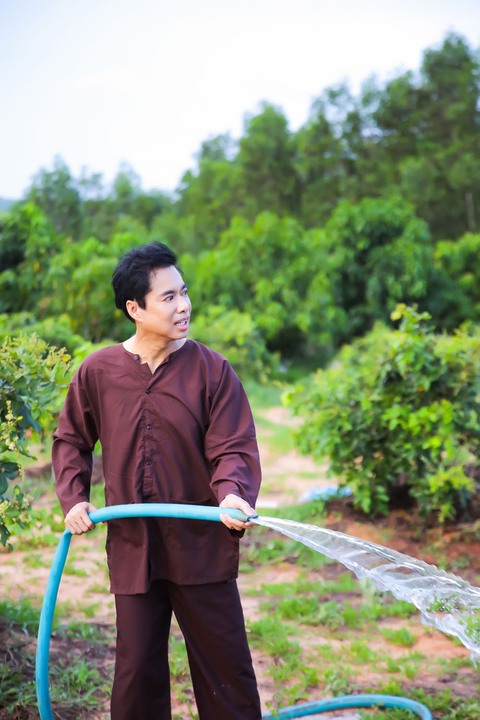 Ngọc Sơn mặc áo bà ba, làm vườn trong MV mới - Ảnh 4. Ngọc Sơn mặc áo bà ba, làm vườn trong MV mới - Ảnh 4.