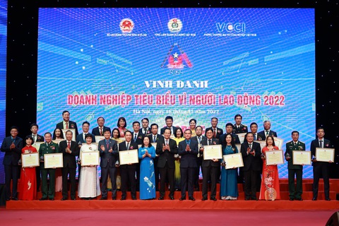 Vinh danh 62 doanh nghiệp tiêu biểu vì người lao động - Ảnh 2. Vinh danh 62 doanh nghiệp tiêu biểu vì người lao động - Ảnh 2.