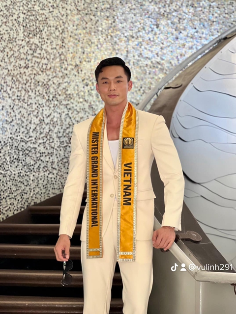 Vũ Linh mang hơn 100kg hành lý dự thi Nam vương Hòa bình quốc tế 2022 - Ảnh 3. Vũ Linh mang hơn 100kg hành lý dự thi Nam vương Hòa bình quốc tế 2022 - Ảnh 3.