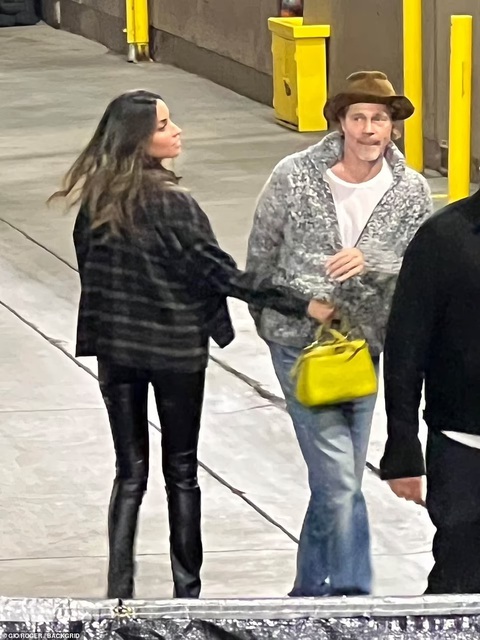 Brad Pitt công khai nắm tay, khoác vai bạn gái mới kém 29 tuổi - Ảnh 5. Brad Pitt công khai nắm tay, khoác vai bạn gái mới kém 29 tuổi - Ảnh 5.