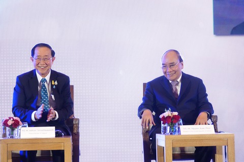 Chủ tịch nước Nguyễn Xuân Phúc: Chung tay xây dựng một tương lai tươi sáng hơn - Ảnh 3. Chủ tịch nước Nguyễn Xuân Phúc: Chung tay xây dựng một tương lai tươi sáng hơn - Ảnh 3.