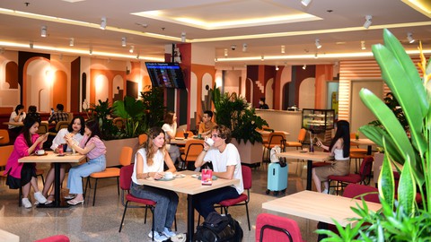 Tân Sơn Nhất điều thiết bị từ Cam Ranh vào, mở phòng chờ cho người Hồi giáo - Ảnh 2. Tân Sơn Nhất điều thiết bị từ Cam Ranh vào, mở phòng chờ cho người Hồi giáo - Ảnh 2.