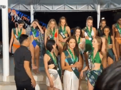 Miss Earth bị chê sân khấu tạm bợ, Miss Grand làm show nội y tai tiếng - Ảnh 1. Miss Earth bị chê sân khấu tạm bợ, Miss Grand làm show nội y tai tiếng - Ảnh 1.