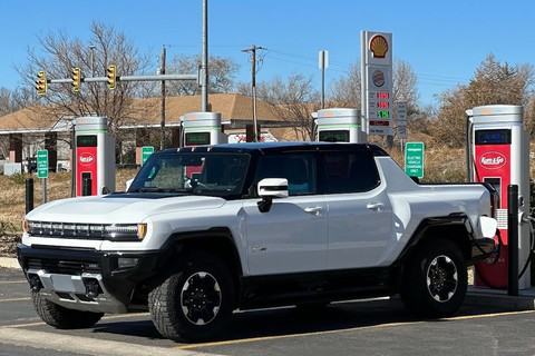 Hummer xăng ngốn xăng như nước thì bản điện cũng tương tự: 1 triệu đồng/tiếng sạc - Ảnh 1. Hummer xăng ngốn xăng như nước thì bản điện cũng tương tự: 1 triệu đồng/tiếng sạc - Ảnh 1.