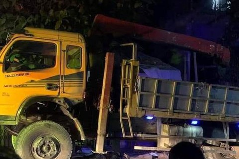 Xe máy đâm vào đầu xe tải, cả ba thanh niên tử vong tại chỗ - Ảnh 1. Xe máy đâm vào đầu xe tải, cả ba thanh niên tử vong tại chỗ - Ảnh 1.