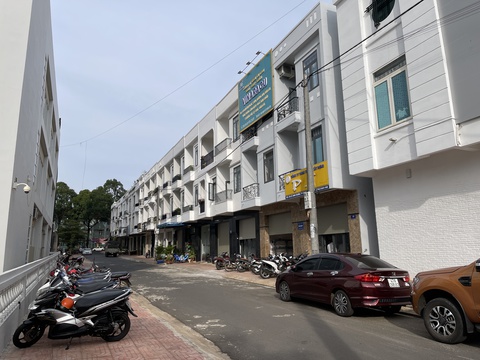 Không hợp thức hóa việc biến nhà trưng bày sản phẩm thành nhà ở - Ảnh 1. Không hợp thức hóa việc biến nhà trưng bày sản phẩm thành nhà ở - Ảnh 1.