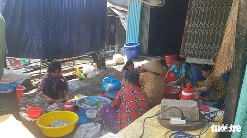 Ngư dân biên giới vào mùa làm khô cá đồng - Ảnh 2. Ngư dân biên giới vào mùa làm khô cá đồng - Ảnh 2.