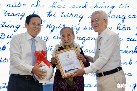 Cụ bà 96 tuổi đoạt giải nhất thi viết Người thầy kính yêu - Ảnh 1. Cụ bà 96 tuổi đoạt giải nhất thi viết Người thầy kính yêu - Ảnh 1.