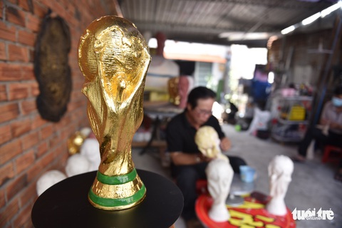 Người đàn ông đam mê làm cúp vàng World Cup - Ảnh 8. Người đàn ông đam mê làm cúp vàng World Cup - Ảnh 8.