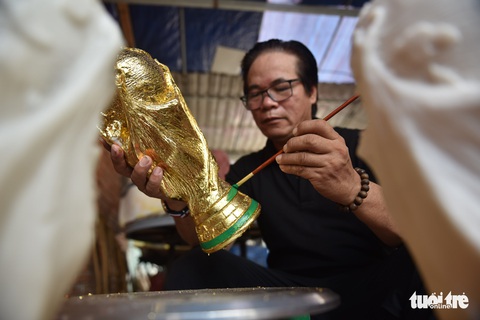 Người đàn ông đam mê làm cúp vàng World Cup - Ảnh 7. Người đàn ông đam mê làm cúp vàng World Cup - Ảnh 7.