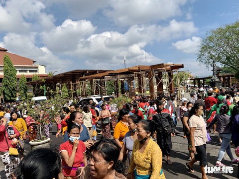 Tổng thống Indonesia Joko Widodo xuống chợ đo lạm phát, dân Bali cuồng nhiệt đón mừng - Ảnh 7. Tổng thống Indonesia Joko Widodo xuống chợ đo lạm phát, dân Bali cuồng nhiệt đón mừng - Ảnh 7.