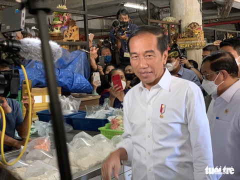 Tổng thống Indonesia Joko Widodo xuống chợ đo lạm phát, dân Bali cuồng nhiệt đón mừng - Ảnh 4. Tổng thống Indonesia Joko Widodo xuống chợ đo lạm phát, dân Bali cuồng nhiệt đón mừng - Ảnh 4.
