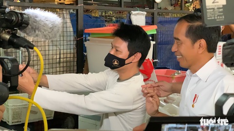 Tổng thống Indonesia Joko Widodo xuống chợ đo lạm phát, dân Bali cuồng nhiệt đón mừng - Ảnh 6. Tổng thống Indonesia Joko Widodo xuống chợ đo lạm phát, dân Bali cuồng nhiệt đón mừng - Ảnh 6.