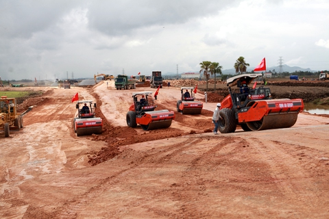 Kiểm tra dự án đường cao tốc, Bộ trưởng Nguyễn Văn Thắng loại nhà thầu yếu - Ảnh 2. Kiểm tra dự án đường cao tốc, Bộ trưởng Nguyễn Văn Thắng loại nhà thầu yếu - Ảnh 2.