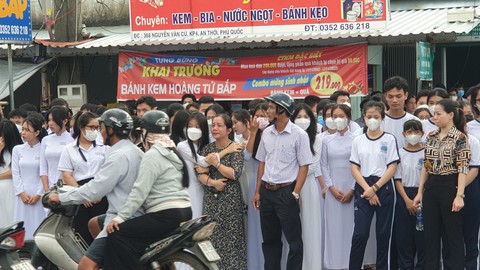 Vụ mượn xe biển số xanh gây tai nạn: Học sinh, thầy cô tiễn đưa nữ sinh tử vong - Ảnh 1. Vụ mượn xe biển số xanh gây tai nạn: Học sinh, thầy cô tiễn đưa nữ sinh tử vong - Ảnh 1.