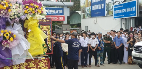 Vụ mượn xe biển số xanh gây tai nạn: Học sinh, thầy cô tiễn đưa nữ sinh tử vong - Ảnh 2. Vụ mượn xe biển số xanh gây tai nạn: Học sinh, thầy cô tiễn đưa nữ sinh tử vong - Ảnh 2.