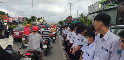 Vụ mượn xe biển số xanh gây tai nạn: Học sinh, thầy cô tiễn đưa nữ sinh tử vong - Ảnh 3. Vụ mượn xe biển số xanh gây tai nạn: Học sinh, thầy cô tiễn đưa nữ sinh tử vong - Ảnh 3.
