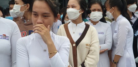 Vụ mượn xe biển số xanh gây tai nạn: Học sinh, thầy cô tiễn đưa nữ sinh tử vong - Ảnh 4. Vụ mượn xe biển số xanh gây tai nạn: Học sinh, thầy cô tiễn đưa nữ sinh tử vong - Ảnh 4.