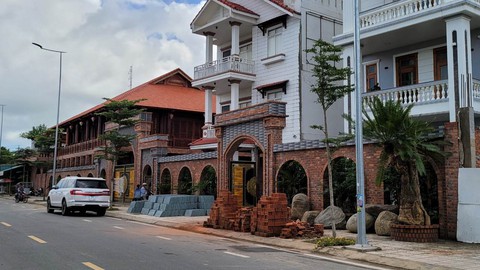 Biệt phủ của đại gia Quảng Ngãi xây lố trên đất lúa, đất của Nhà nước - Ảnh 2. Biệt phủ của đại gia Quảng Ngãi xây lố trên đất lúa, đất của Nhà nước - Ảnh 2.