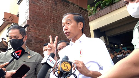 Tổng thống Indonesia Joko Widodo xuống chợ đo lạm phát, dân Bali cuồng nhiệt đón mừng - Ảnh 1. Tổng thống Indonesia Joko Widodo xuống chợ đo lạm phát, dân Bali cuồng nhiệt đón mừng - Ảnh 1.