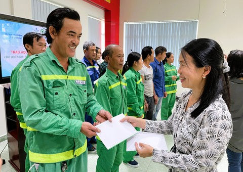 Tiếp sức cho con em công nhân môi trường - Ảnh 1. Tiếp sức cho con em công nhân môi trường - Ảnh 1.