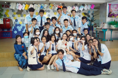 Hoa hậu Ban Mai xinh tươi về thăm trường cũ, giao lưu truyền cảm hứng cho đàn em - Ảnh 1. Hoa hậu Ban Mai xinh tươi về thăm trường cũ, giao lưu truyền cảm hứng cho đàn em - Ảnh 1.