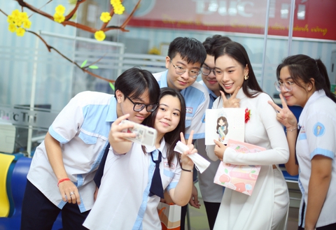 Hoa hậu Ban Mai xinh tươi về thăm trường cũ, giao lưu truyền cảm hứng cho đàn em - Ảnh 3. Hoa hậu Ban Mai xinh tươi về thăm trường cũ, giao lưu truyền cảm hứng cho đàn em - Ảnh 3.