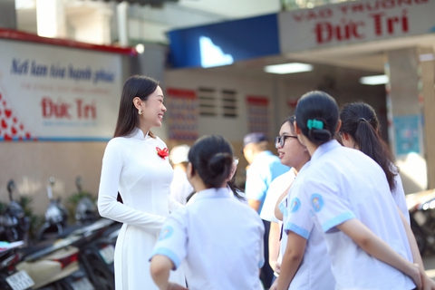 Hoa hậu Ban Mai xinh tươi về thăm trường cũ, giao lưu truyền cảm hứng cho đàn em - Ảnh 2. Hoa hậu Ban Mai xinh tươi về thăm trường cũ, giao lưu truyền cảm hứng cho đàn em - Ảnh 2.