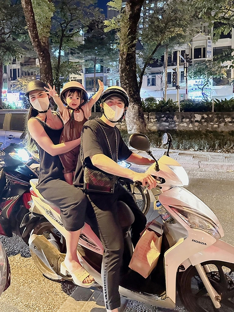Ảnh vui sao Việt 18-11: Gia đình Đông Nhi đi xe máy khám phá Hà Nội - Ảnh 1. Ảnh vui sao Việt 18-11: Gia đình Đông Nhi đi xe máy khám phá Hà Nội - Ảnh 1.