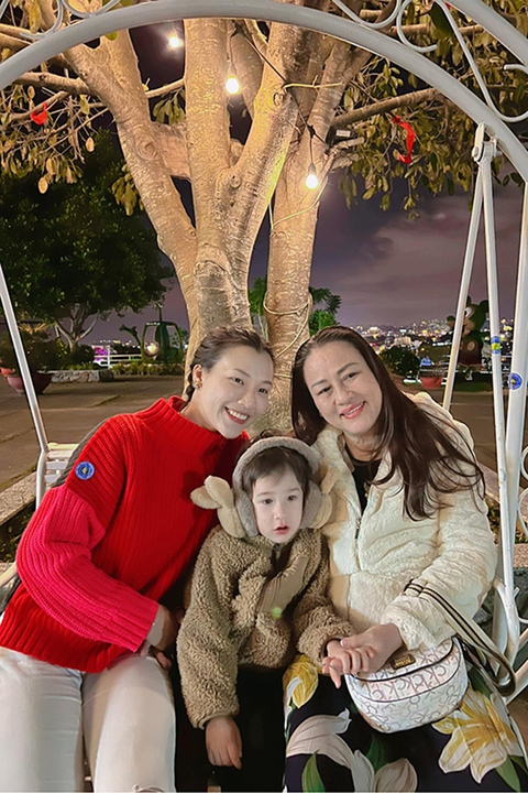 Ảnh vui sao Việt 18-11: Gia đình Đông Nhi đi xe máy khám phá Hà Nội - Ảnh 10. Ảnh vui sao Việt 18-11: Gia đình Đông Nhi đi xe máy khám phá Hà Nội - Ảnh 10.