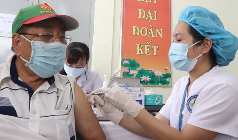 TP.HCM tăng cường tiêm vắc xin COVID-19 hai tuần cuối tháng 11 - Ảnh 1. TP.HCM tăng cường tiêm vắc xin COVID-19 hai tuần cuối tháng 11 - Ảnh 1.