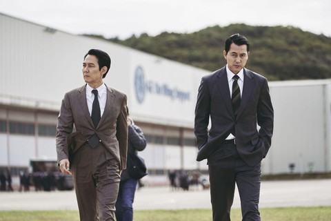 Dàn cameo ‘có tiền không mời nổi’ xuất hiện trong phim đầu tay của Lee Jung Jae - Ảnh 1. Dàn cameo ‘có tiền không mời nổi’ xuất hiện trong phim đầu tay của Lee Jung Jae - Ảnh 1.