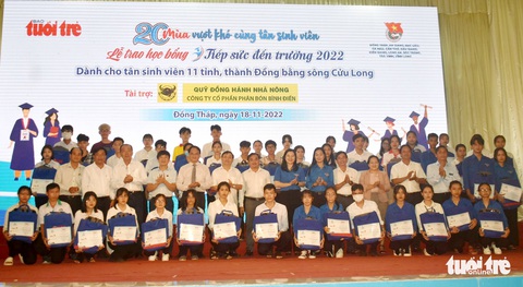 Mẹ con vui mừng quên cả ăn trưa chờ được nhận học bổng Tiếp sức đến trường - Ảnh 11. Mẹ con vui mừng quên cả ăn trưa chờ được nhận học bổng Tiếp sức đến trường - Ảnh 11.