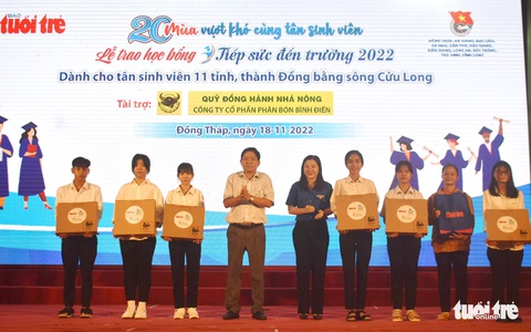 Mẹ con vui mừng quên cả ăn trưa chờ được nhận học bổng Tiếp sức đến trường - Ảnh 8. Mẹ con vui mừng quên cả ăn trưa chờ được nhận học bổng Tiếp sức đến trường - Ảnh 8.