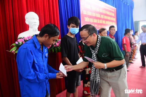 Phóng viên, biên tập viên tiêu biểu TP.HCM tặng quà cho người dân Đất Mũi - Ảnh 2. Phóng viên, biên tập viên tiêu biểu TP.HCM tặng quà cho người dân Đất Mũi - Ảnh 2.
