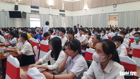 Mẹ con vui mừng quên cả ăn trưa chờ được nhận học bổng Tiếp sức đến trường - Ảnh 4. Mẹ con vui mừng quên cả ăn trưa chờ được nhận học bổng Tiếp sức đến trường - Ảnh 4.