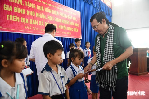 Phóng viên, biên tập viên tiêu biểu TP.HCM tặng quà cho người dân Đất Mũi - Ảnh 1. Phóng viên, biên tập viên tiêu biểu TP.HCM tặng quà cho người dân Đất Mũi - Ảnh 1.