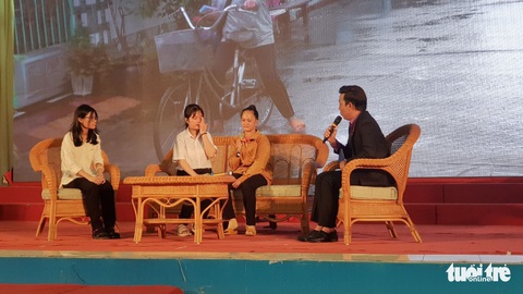 Mẹ con vui mừng quên cả ăn trưa chờ được nhận học bổng Tiếp sức đến trường - Ảnh 3. Mẹ con vui mừng quên cả ăn trưa chờ được nhận học bổng Tiếp sức đến trường - Ảnh 3.