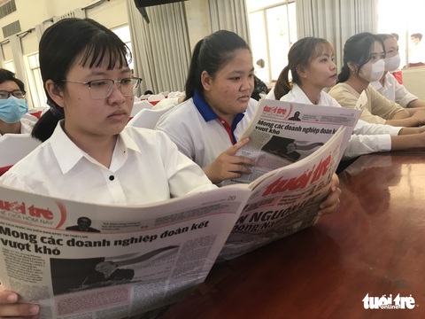 Mẹ con vui mừng quên cả ăn trưa chờ được nhận học bổng Tiếp sức đến trường - Ảnh 1. Mẹ con vui mừng quên cả ăn trưa chờ được nhận học bổng Tiếp sức đến trường - Ảnh 1.