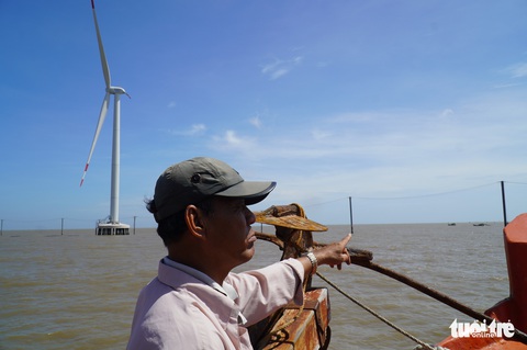 Tàu cá gặp nạn vì dây điện gió - Ảnh 1. Tàu cá gặp nạn vì dây điện gió - Ảnh 1.