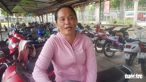 Mẹ con vui mừng quên cả ăn trưa chờ được nhận học bổng Tiếp sức đến trường - Ảnh 5. Mẹ con vui mừng quên cả ăn trưa chờ được nhận học bổng Tiếp sức đến trường - Ảnh 5.