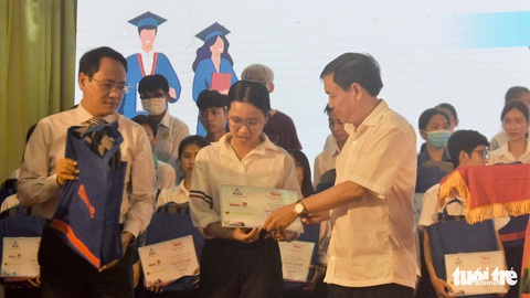 Mẹ con vui mừng quên cả ăn trưa chờ được nhận học bổng Tiếp sức đến trường - Ảnh 6. Mẹ con vui mừng quên cả ăn trưa chờ được nhận học bổng Tiếp sức đến trường - Ảnh 6.