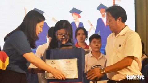 Mẹ con vui mừng quên cả ăn trưa chờ được nhận học bổng Tiếp sức đến trường - Ảnh 7. Mẹ con vui mừng quên cả ăn trưa chờ được nhận học bổng Tiếp sức đến trường - Ảnh 7.
