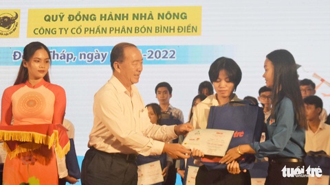 Mẹ con vui mừng quên cả ăn trưa chờ được nhận học bổng Tiếp sức đến trường - Ảnh 9. Mẹ con vui mừng quên cả ăn trưa chờ được nhận học bổng Tiếp sức đến trường - Ảnh 9.