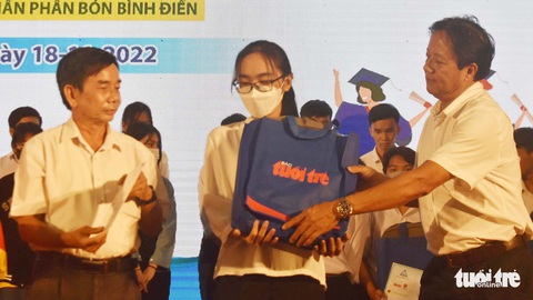 Mẹ con vui mừng quên cả ăn trưa chờ được nhận học bổng Tiếp sức đến trường - Ảnh 10. Mẹ con vui mừng quên cả ăn trưa chờ được nhận học bổng Tiếp sức đến trường - Ảnh 10.