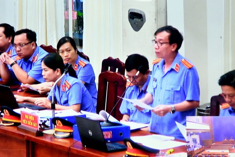 Đại án xăng dầu: Cựu đội trưởng chống buôn lậu nhận hối lộ bị đề nghị mức án 15 - 16 năm tù - Ảnh 2. Đại án xăng dầu: Cựu đội trưởng chống buôn lậu nhận hối lộ bị đề nghị mức án 15 - 16 năm tù - Ảnh 2.
