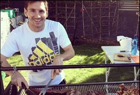 Messi và Argentina bỏ khách sạn 5 sao để ở ký túc xá vì... thịt nướng - Ảnh 1. Messi và Argentina bỏ khách sạn 5 sao để ở ký túc xá vì... thịt nướng - Ảnh 1.